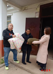 高铁岭镇寒冬送暖情系易迁户