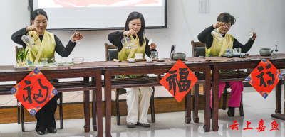 嘉鱼老年大学书法班：挥毫泼墨迎新年