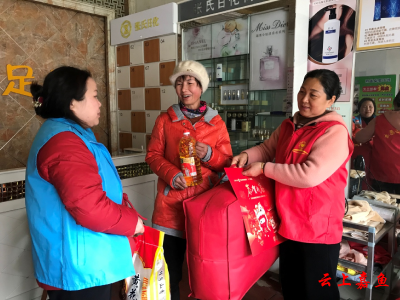 嘉鱼县蒲公英社工中心慰问优秀志愿者