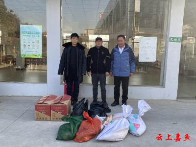 爱心人士何弦为新街镇福利院捐赠生活物资