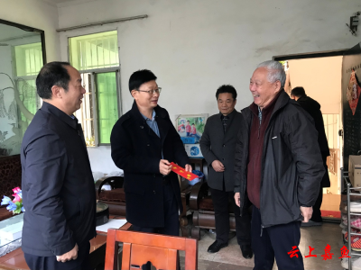 县领导走访慰问离退休老干部和困难党员