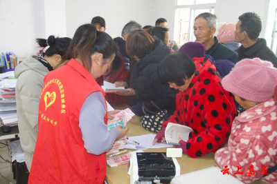 高铁岭镇广济堂村∶村集体中药材大获丰收，村民喜领30万劳务工资