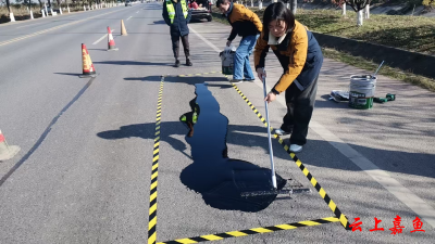 嘉鱼：整治路域环境 提升公路“颜值”