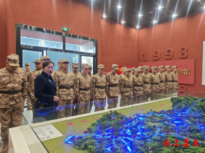 县人武部组织预定新兵参观98抗洪纪念馆