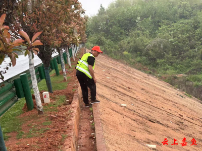 嘉鱼积极应对强对流天气 全力保障道路畅通