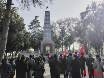 鱼岳镇樱花社区开展清明祭扫革命英烈活动