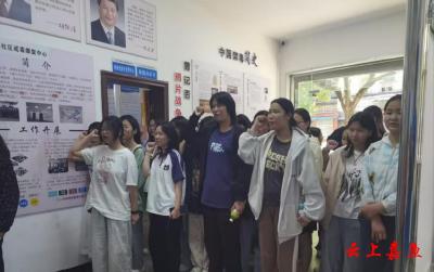 嘉鱼组织青少年走进鱼岳镇社区戒毒康复中心参观学习
