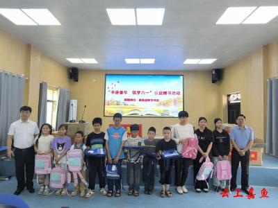 嘉鱼县新华书店情暖六一 爱心捐赠点亮乡村校园