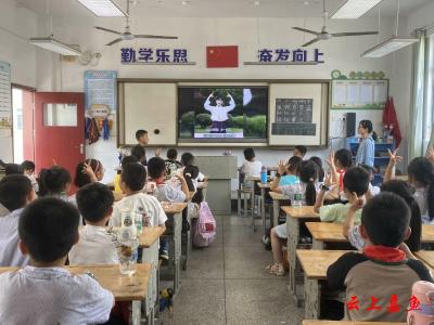 嘉鱼县第一小学开展“阳光‘心’行动，守护伴成长”心理健康主题班会活动