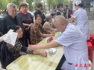 鱼岳镇东街社区开展“科普同襄行 智启健康路——自我管理 守护健康”义诊活动