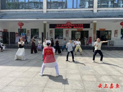 鱼岳镇东街社区开展“传承八段锦精粹 凝聚社区邻里情”八段锦健身活动