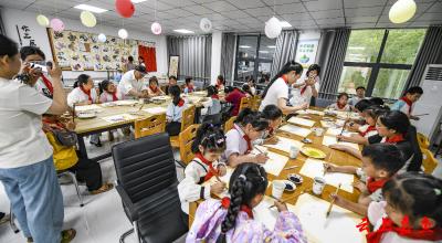鱼岳镇东街社区开展“童梦飞扬 欢乐六一”国画传承活动