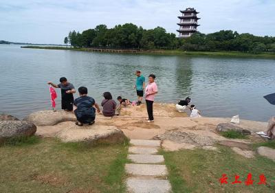 嘉鱼县义工协会联合游泳协会开展暑期防溺水值守工作