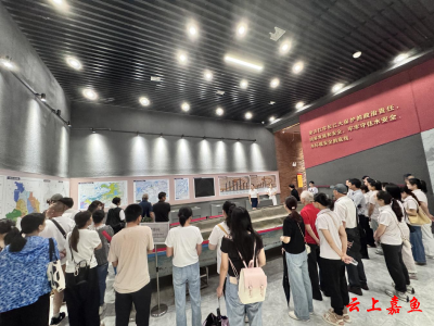 洪涛铸丰碑初心映山河——鱼岳镇东街社区沉浸式探访抗洪纪念馆，解锁红色教育新体验