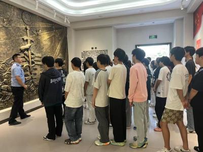 警校联动护成长 嘉鱼公安组织中职师生开展禁毒警示教育活动