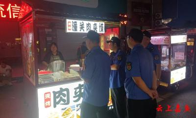 县城管综合执法大队推进流动摊点油烟净化器安装