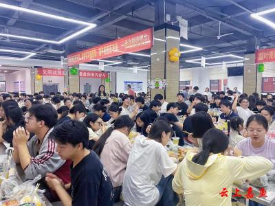 嘉鱼城发餐饮2500份爱心便当赋能二中学子逐梦路