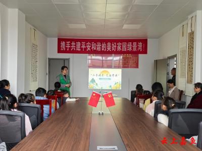 嘉鱼县开展“小手传孝·艾锤寄情”重阳节主题活动