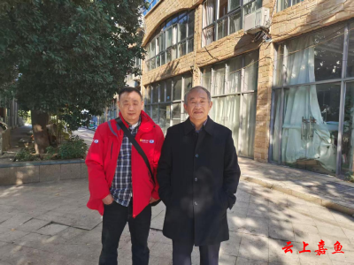 咸宁嘉鱼：拾万元现金归还失主警民携手传递社会正能量