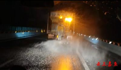 湖北京港澳高速全力应对冰雪保畅通