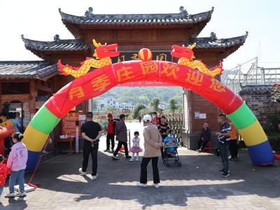 今年五一不远游 月季庄园“微度假”