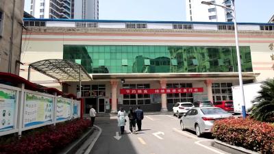 视频-通城县隽水初中开展家长陪餐活动