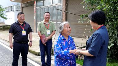 刘中英到大坪乡花墩村开展“聚力共同缔造·共建瑶乡大坪”代表行动活动