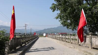 视频-爱水护河！通城县水利和湖泊局开展流域综合治理志愿活动 