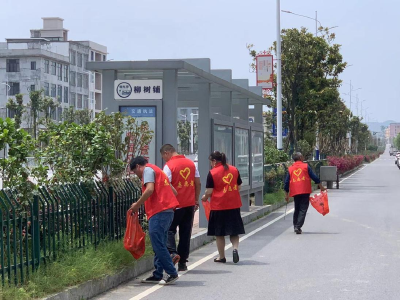 通城县五里镇：清理环境卫生 志愿者在行动
