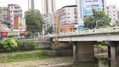 视频-通城县城市管理执法局为城市桥梁进行“深度体检” 