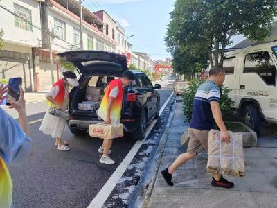 通城：图书送下乡 农民乐享“精神食粮”