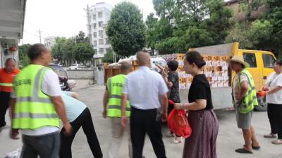 视频-通城县总工会为一线职工“送清凉”