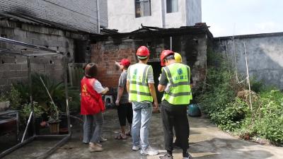 视频-通城县隽水镇秀水社区南门中学小区：78岁老人带头自拆 支持老旧小区改造 