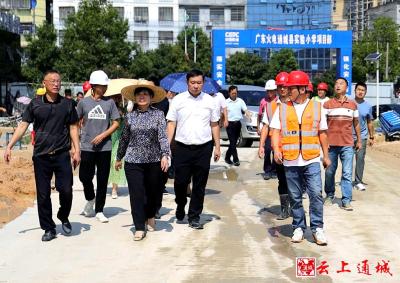 刘中英督办教育项目建设   确保5所新建学校今秋顺利开学