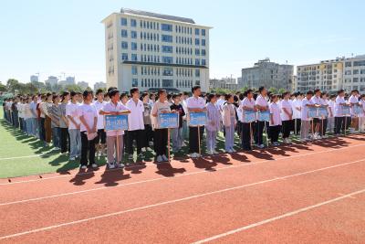 开学第一课！通城县关工委为二中学子讲党史送图书