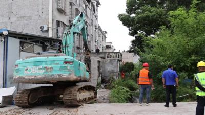 视频-应拆尽拆！通城县银城西路18处违章建筑被拆除 