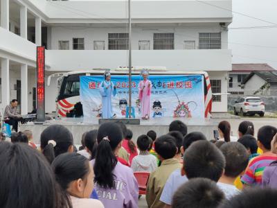 通城县五里镇：湾头小学开展戏曲进校园活动