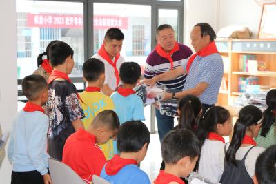 湖北灯塔助学服务中心来通城开展公益助学活动