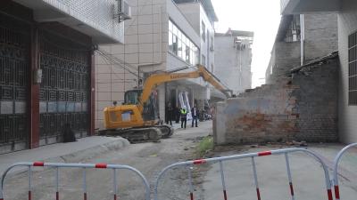 视频-强力拆违+温情引导 通城拆除违建400余处 