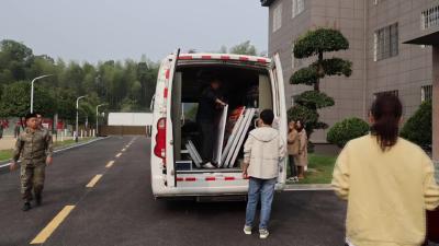 视频-通城：送书进部队 拥军传真情 
