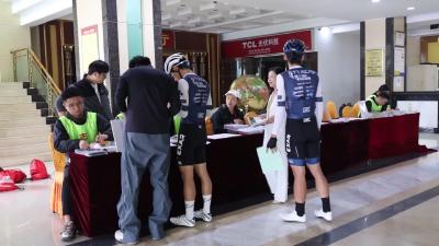 视频-【聚焦黄袍山自行车赛】通城：500余名志愿者服务黄袍山自行车赛