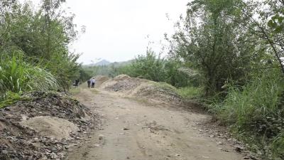 视频-有人破坏河道非法采砂 通城县砂土整治办依法整治 
