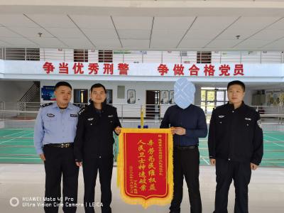 报警寻找消失的“她”，才发现“女友”竟是自己的好兄弟？！