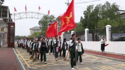 视频-通城县双龙中学开展“小手拉大手 共创文明城”主题教育实践活动 