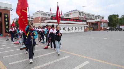 视频-通城县实验学校开展“小小楼栋长”“小小疏导员”志愿服务活动 