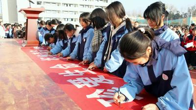 通城县五里镇组织中小学生开展禁毒教育活动