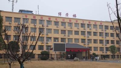 视频-通城公安进校送奖励 点赞拾金不昧好少年 
