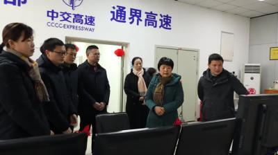 视频-刘中英检查指导除雪保畅工作并看望一线工作人员