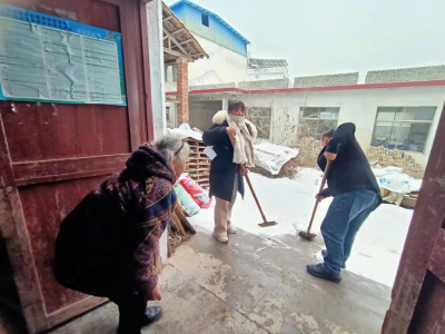 通城县北港镇：党员网格员齐上门 为五保户清扫门前雪