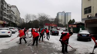视频-通城县委宣传部开展铲雪除冰行动